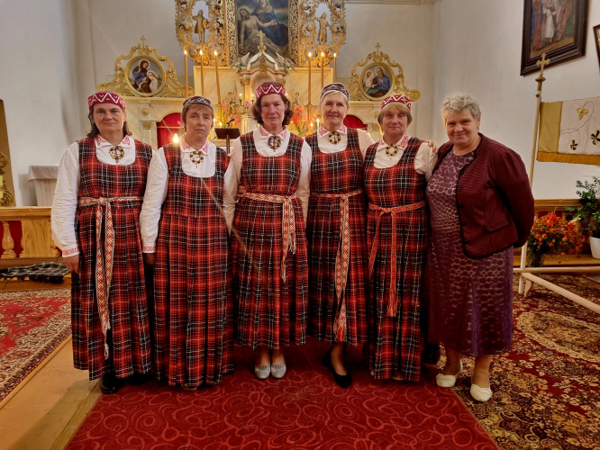 Aktivuos draudzis puorstuovis, proceseju dalineicys, breivpruoteiguo dorba veiciejis. Nu kreisuos: Elfrīda Vorslova, Ināra Līpeņa, Velta Dzalbe, Aina Lūse, Velta Moiseja i Helena Jakovele