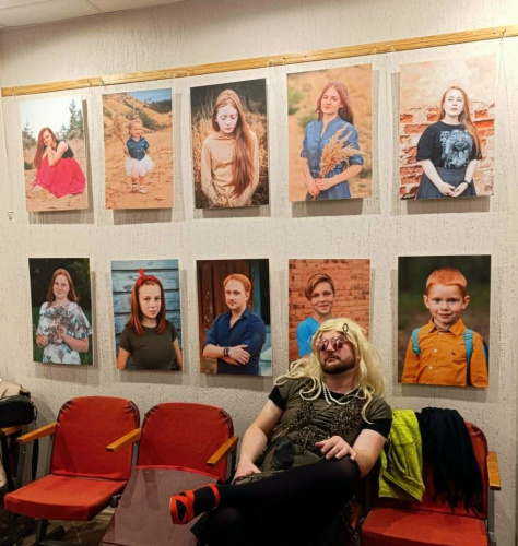 Fonā: fotografis Valijis Platacis izstuode “Rudie”, a prīškplānā – Smeļteru amaterteatra “dama”