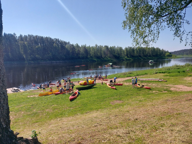 Divi plosti un ap 30 laivu ar 100 ūdens tūrisma cienītājiem lejup pa Daugavu nobrauca vairāk nekā 10 kilometrus.