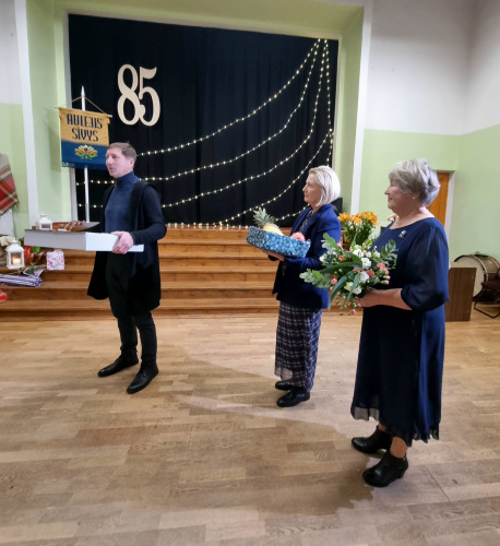 Horeografs Ilmārs Dreļs ar saimi sveic “Aulejis sīvys” jubilejā