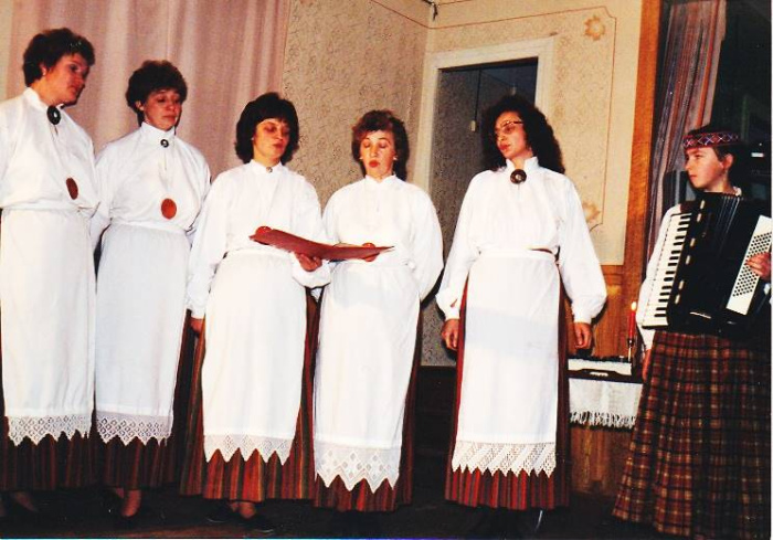 Folklorys kūpys “Olūteņi” vīna goda svieteišona Astašovys kulturys nomā. 1997. goda 22. novembris