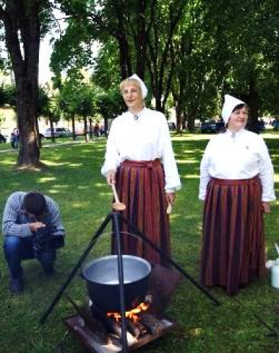 Dagdys nūvoda folklorys kūpu uzvadums “Kod saimineicys gostus gaida”. 2015.goda 24. juļs