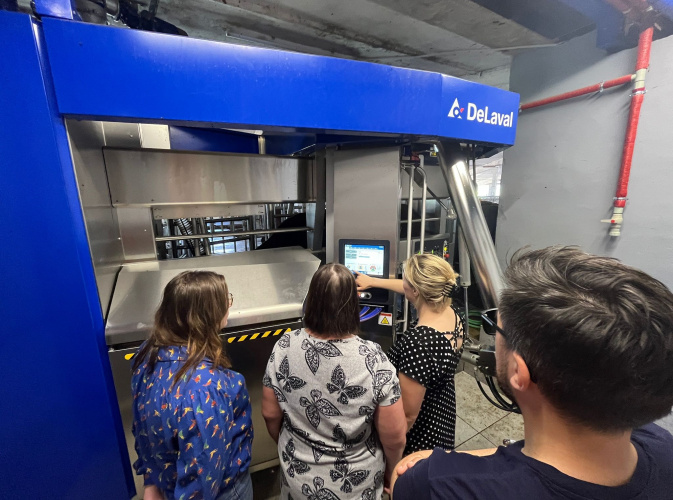 Vīna nu tūs reižu, kod Līva Dzalbe var lapnuotīs ar sovu robotizātū fermu i daleitīs pīredzē