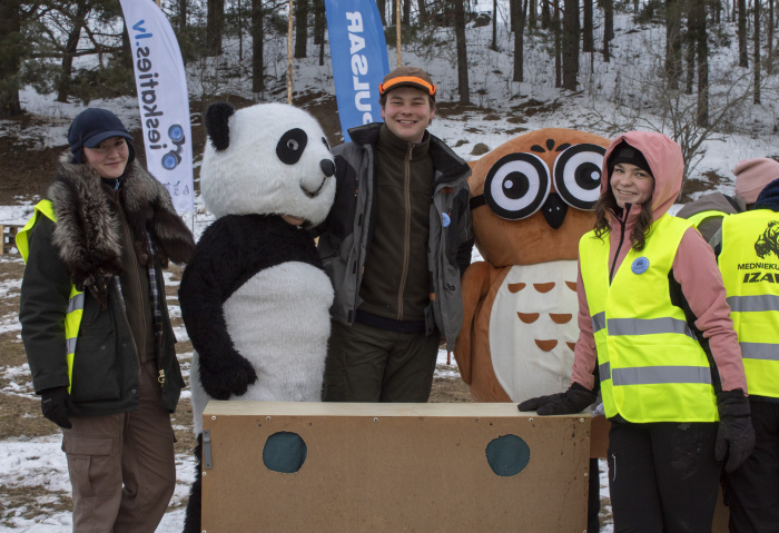 Juoņs Umbraško ar sīvu Diānu (nu kreisuos pusis) i muosu Annu “Mednīku sporta spēlēs” Aulejis pogosta Nitišku cīmā, 2025. g.