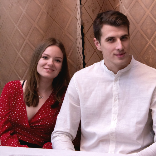 Zemnīki paspiej i dorbus padareit, i atsapyust - Arturs Dzalbs ar draudzeni Mariku Aulejis tautys nomā, 2023. g.