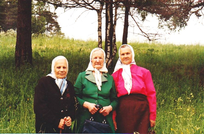 Dzīšmu teiciejis Tekla Strode, Malvīne Gribuste i Stanislava Strode Rēzeknis rajona Muokūņkolna pogostā, kopusvātkūs iz Zelenpolis kopu. 1998. goda vosora
