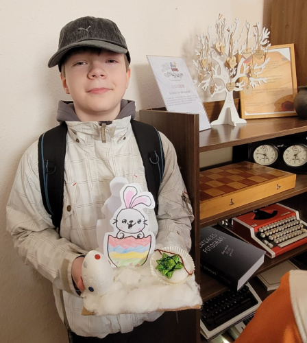 Adriāns Stoponišs ar paša darināto dāvanu “Ezerzemei”