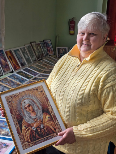 Svetlana Puncule ar dimanta glezniņām