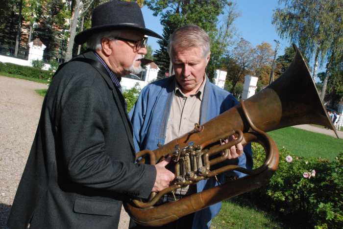 J. Streičs ar ilggadējo Krāslavas muzeja direktoru Valdemāru Gekišu (1953-2025).