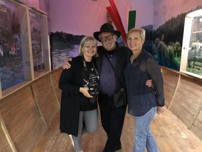 No kreisās: Iveta Leikuma, Jānis Streičs, Alla Lomanovska, galvenā krājuma glabātāja.