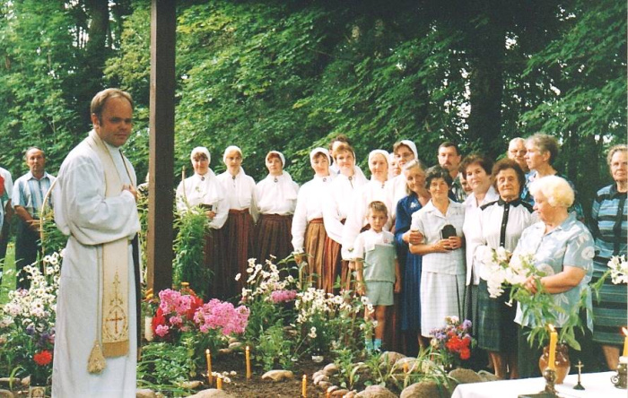 Ceļamolys krysta īsvieteišonā Spogevā, kūpā ar prīsteri V.Nagli. 2004.goda 1.augustā.