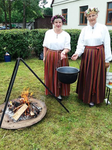 Leigū vokorā Andzeļūs kūpā ar kulturys noma vadeituoju Ļenu Beitāni. 2017.goda 23.juņs