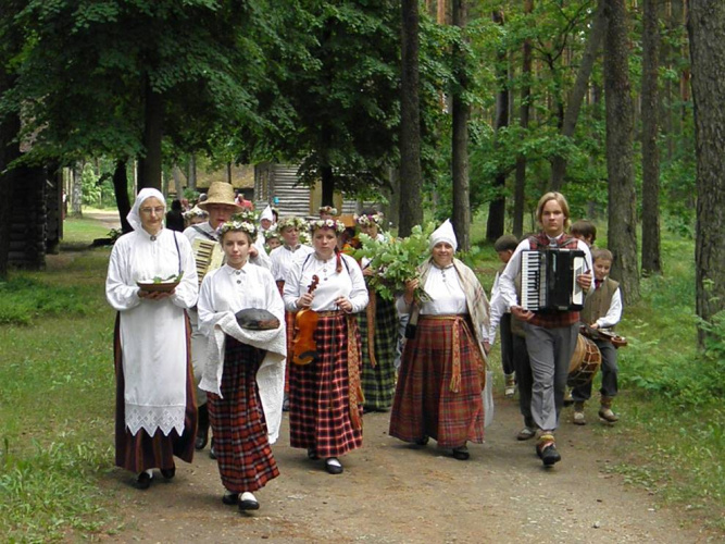 Īleiguošona Etnografiskajā breivdobys muzejā kūpā ar Leivuona folklorys kūpu “Ceiruleits”. 2011.goda 19.juņs