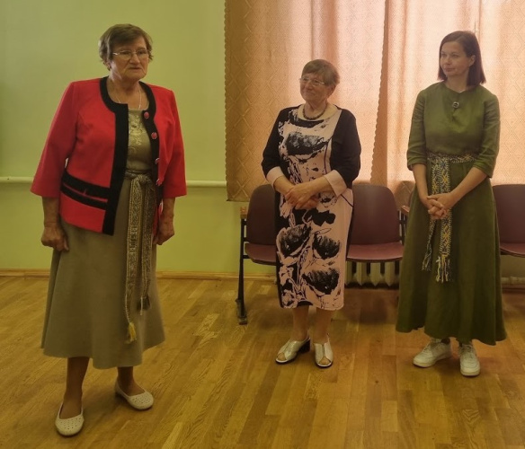. Rūkdarbneicys (nu kreisuos: Regina Dzalbe, Valentina Vigule, Ārija Mateja-Vigule (Mikalinys Matejis unučka)) Aulejis tautys nomā izstuodis “Nu sentēvu pyura luodis" atkluošonā, 2023. g.